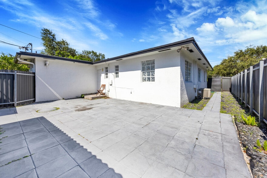 10502 SW 77th Ct, Miami, FL à vendre - Photo de l’immeuble – Image 3 sur 24