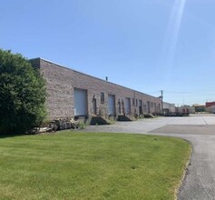 390-402 E St. Charles Rd, Carol Stream, IL à louer Photo de l’immeuble– Image 2 sur 5