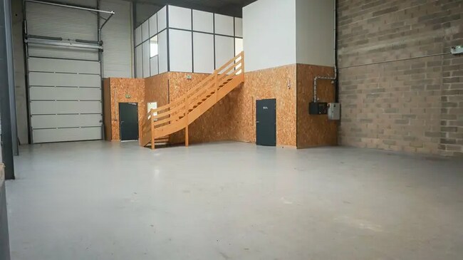 Plus de détails pour Local d'activités à louer