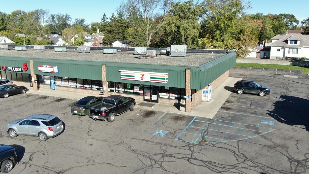 14919-15013 E Nine Mile Rd, Eastpointe, MI à louer - Photo de l’immeuble – Image 1 sur 10