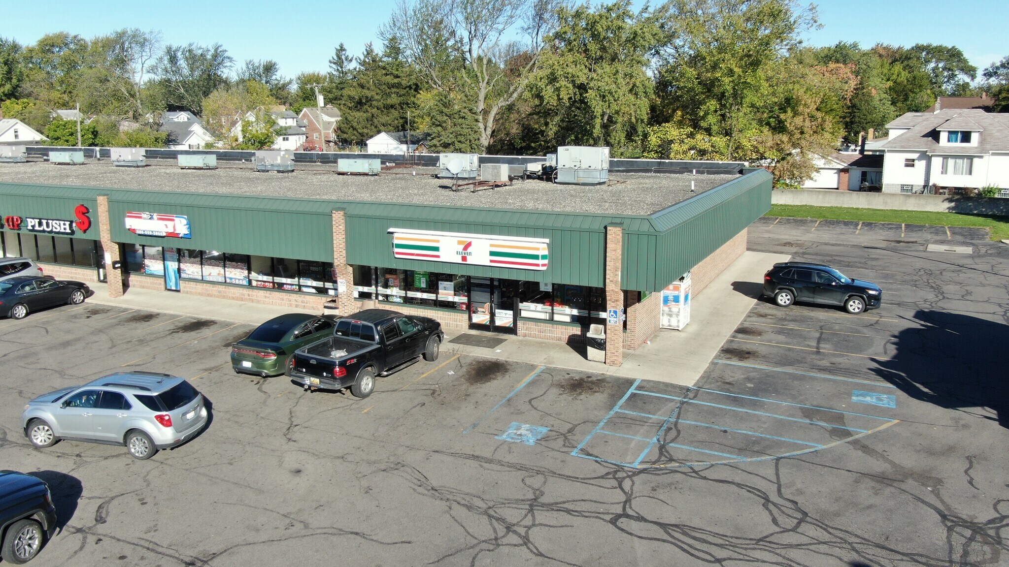 14919-15013 E Nine Mile Rd, Eastpointe, MI à louer Photo principale– Image 1 sur 8
