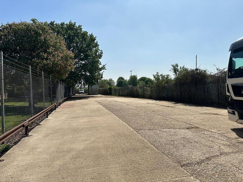 Ickenham Rd, Ruislip à louer - Photo de l’immeuble – Image 2 sur 2