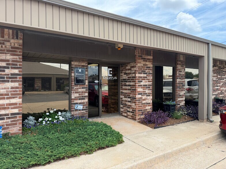 11902 N Pennsylvania Ave, Oklahoma City, OK à louer - Photo de l’immeuble – Image 1 sur 12