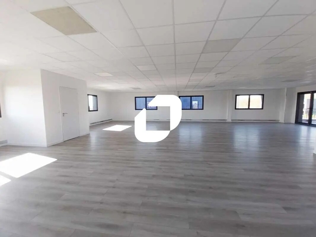 Bureau dans Gazeran à louer Photo de l’immeuble– Image 1 sur 17