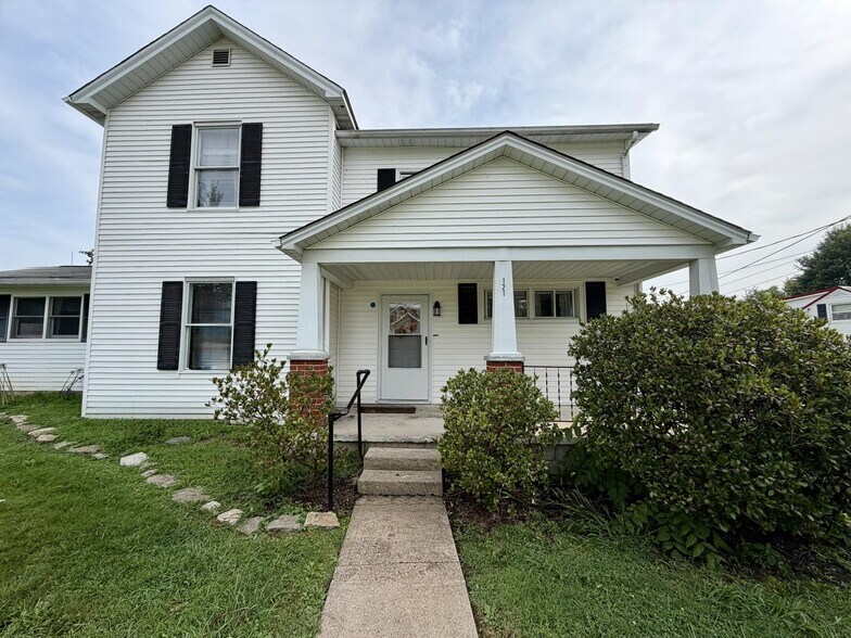 121 Charles St, Sardinia, OH à vendre - Photo de l’immeuble – Image 2 sur 18