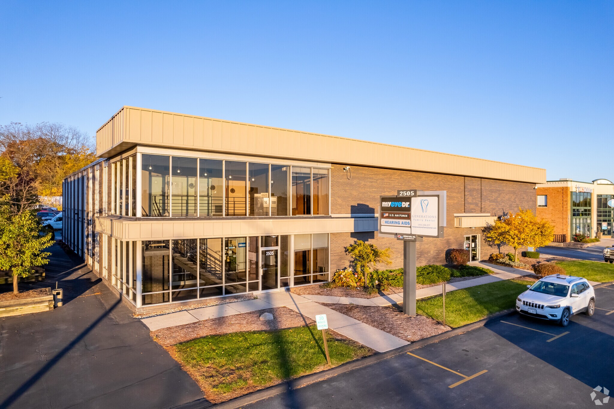 2505 N Mayfair Rd, Milwaukee, WI à louer Photo de l’immeuble– Image 1 sur 6