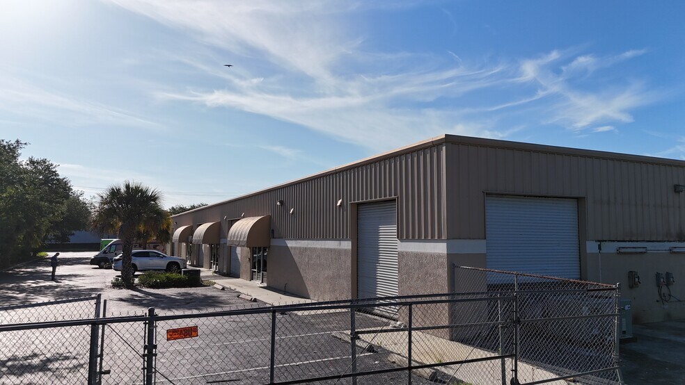 1052-1060 Endeavor Ct, Nokomis, FL à louer - Photo de l’immeuble – Image 3 sur 35
