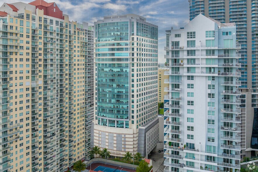 1111 Brickell Ave, Miami, FL à louer - Photo de l’immeuble – Image 1 sur 55