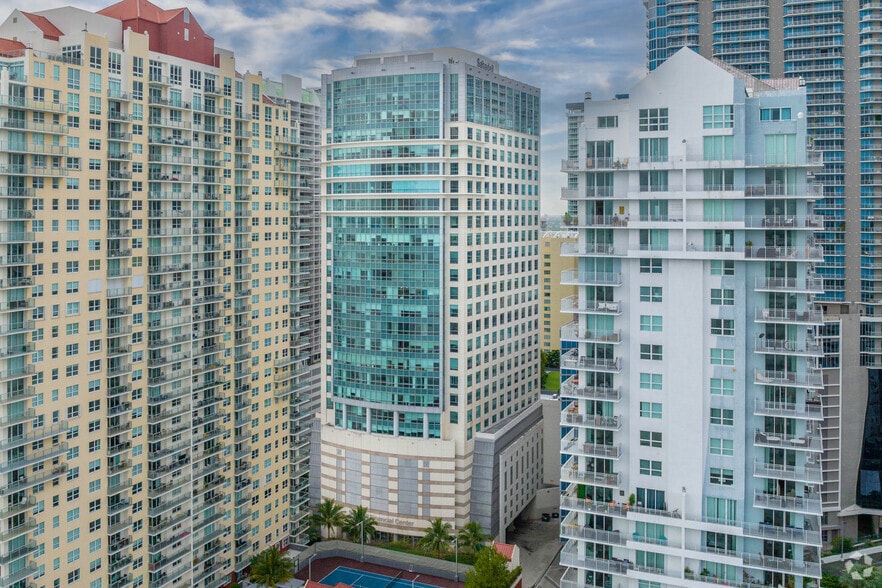 1111 Brickell Ave, Miami, FL à louer - Photo principale – Image 1 sur 55