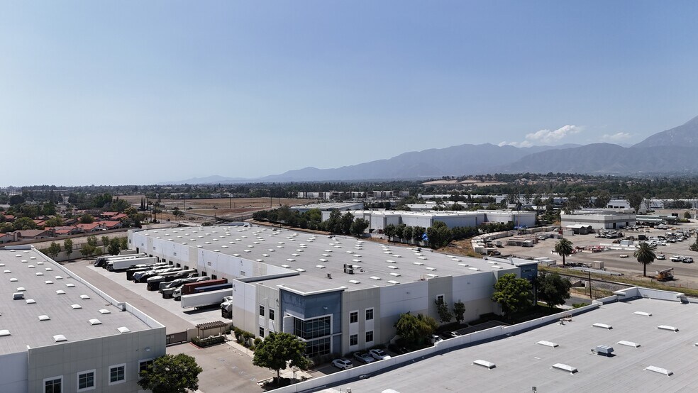 9089 8th St, Rancho Cucamonga, CA à vendre - Photo de l’immeuble – Image 3 sur 13