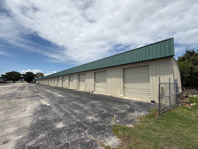 6941 W Old Nasa Blvd, Melbourne, FL à louer - Photo de l’immeuble – Image 1 sur 4