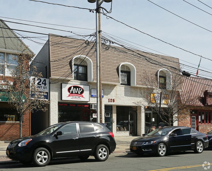 125 Front St, Massapequa Park, NY à vendre - Photo de l’immeuble – Image 2 sur 4