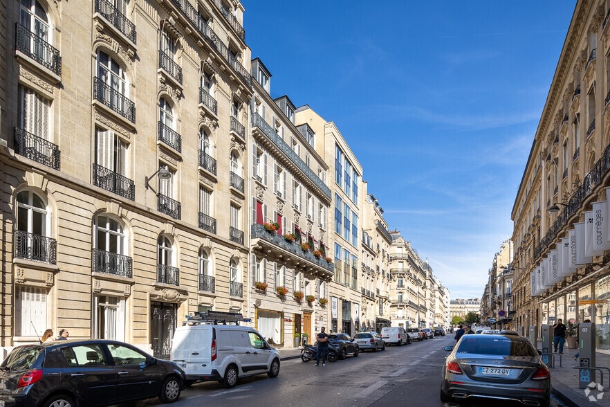 31 Rue François Ier, Paris à louer - Photo de l’immeuble – Image 3 sur 9