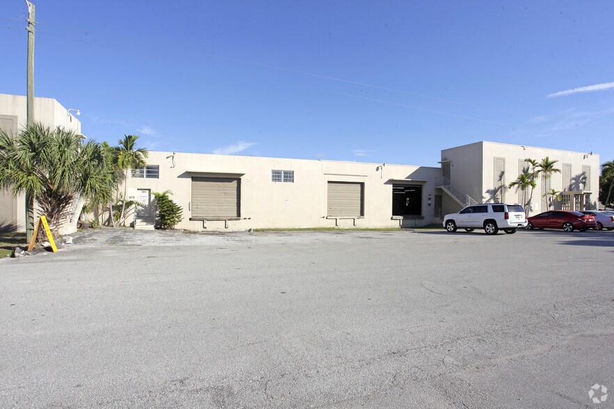 821-841 NW 57th Pl, Fort Lauderdale, FL à louer - Photo de l’immeuble – Image 3 sur 32