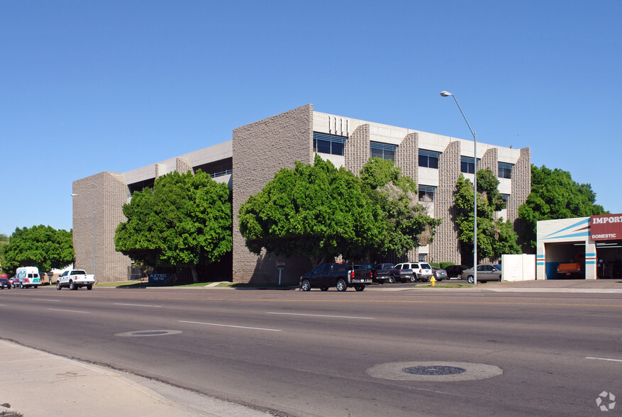 1616 E Indian School Rd, Phoenix, AZ à louer - Photo de l’immeuble – Image 3 sur 13