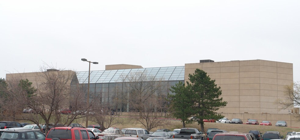 9111 E Douglas Ave, Wichita, KS à louer - Photo principale – Image 1 sur 6