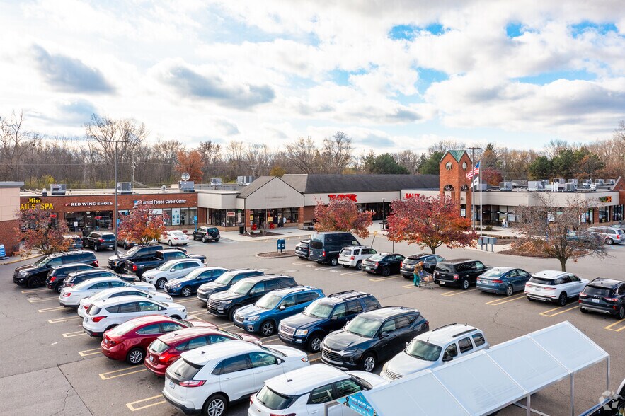 30949-30997 5 Mile Rd, Livonia, MI à louer - Photo de l’immeuble – Image 3 sur 12