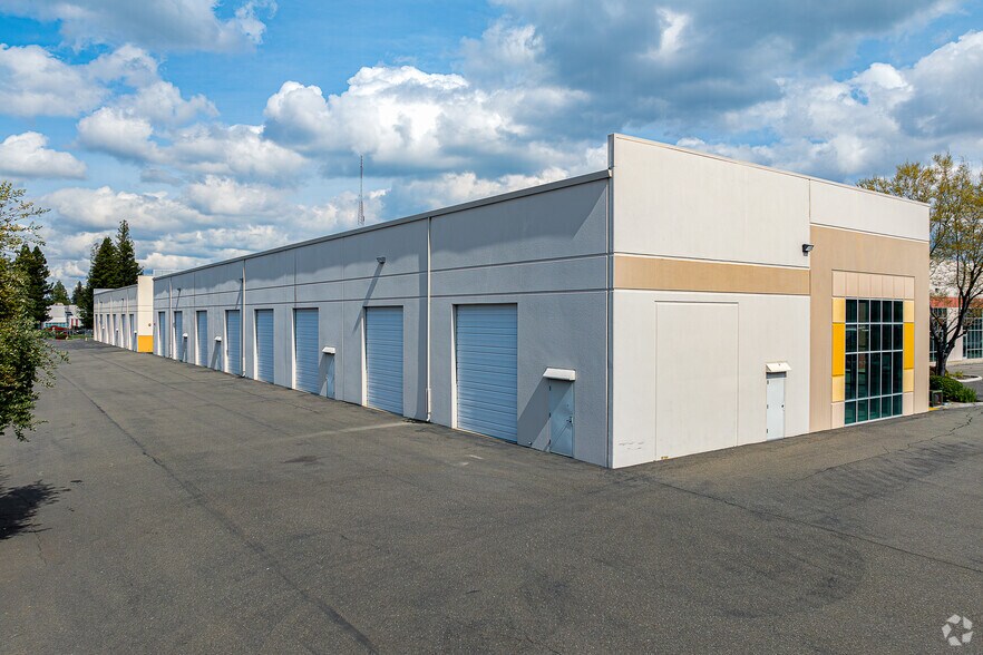 4011 N Freeway Blvd, Sacramento, CA à louer - Photo de l’immeuble – Image 2 sur 7