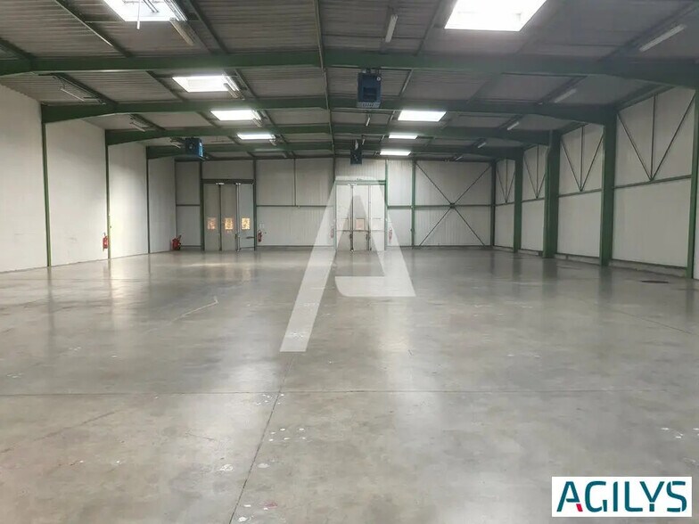 Local d’activités dans Saint-Thibault-des-Vignes à louer - Photo de l’immeuble – Image 2 sur 7