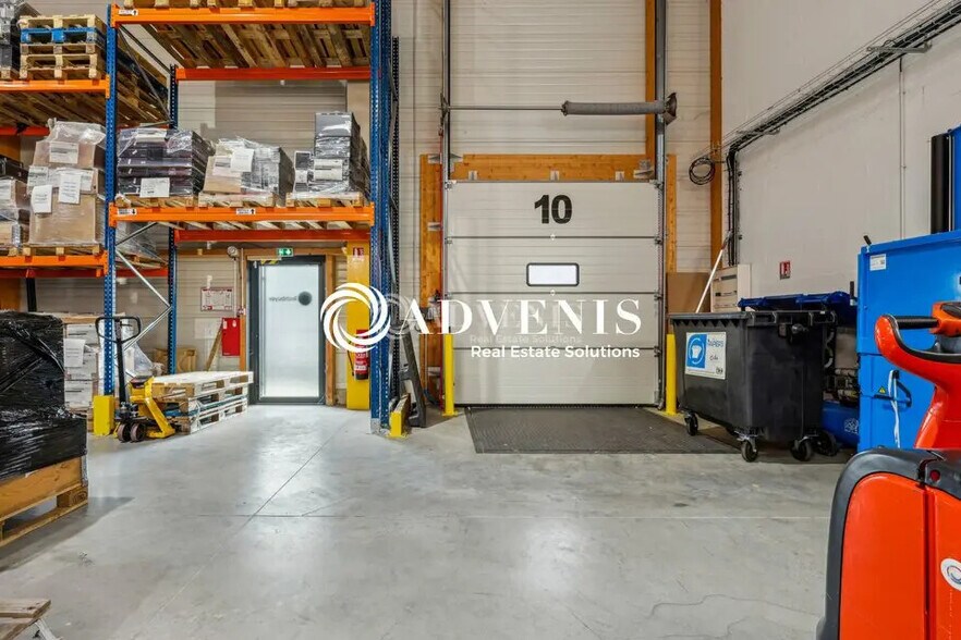 Local d’activités dans Brie-Comte-Robert à louer - Photo de l’immeuble – Image 3 sur 6