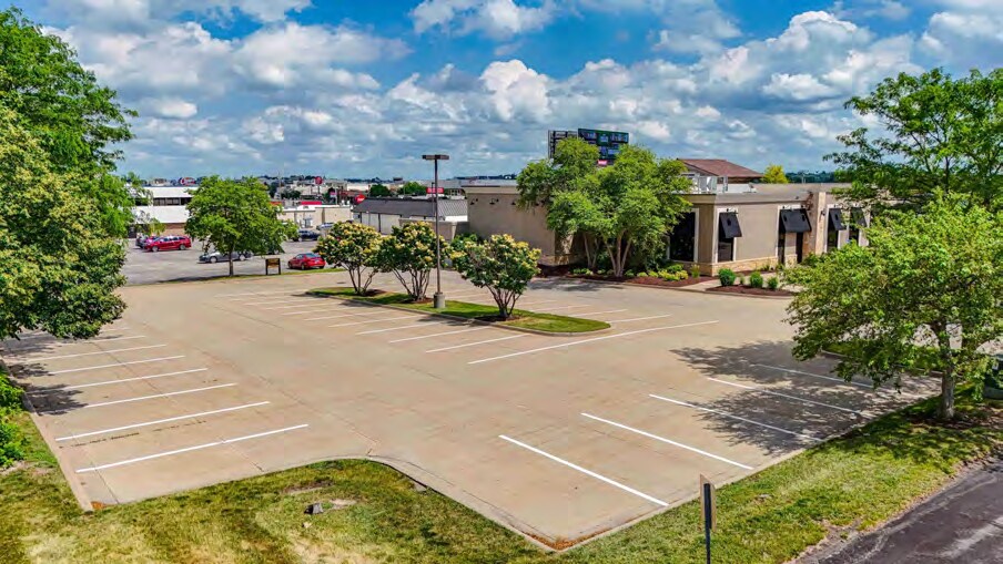 320 Collins Rd NE, Cedar Rapids, IA à louer - Photo de l’immeuble – Image 3 sur 9