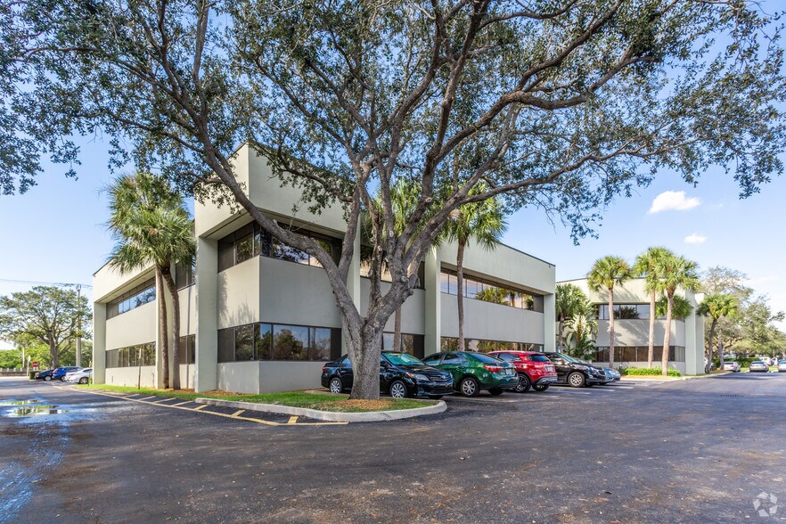 14645 NW 77th Ave, Miami Lakes, FL à louer - Photo principale – Image 2 sur 10