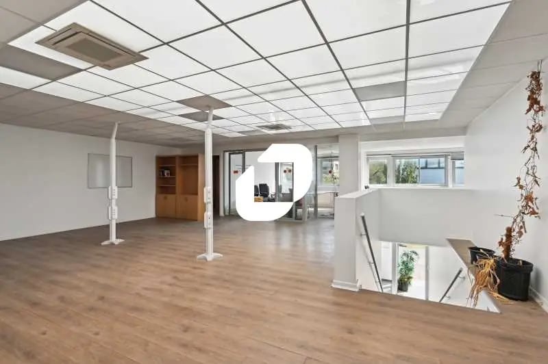 Bureau dans Nanterre à louer - Photo de l’immeuble – Image 1 sur 3