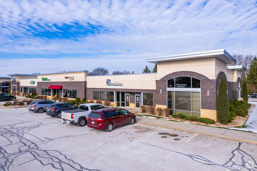 17110 W Greenfield Ave, Brookfield, WI à louer - Photo principale – Image 2 sur 2