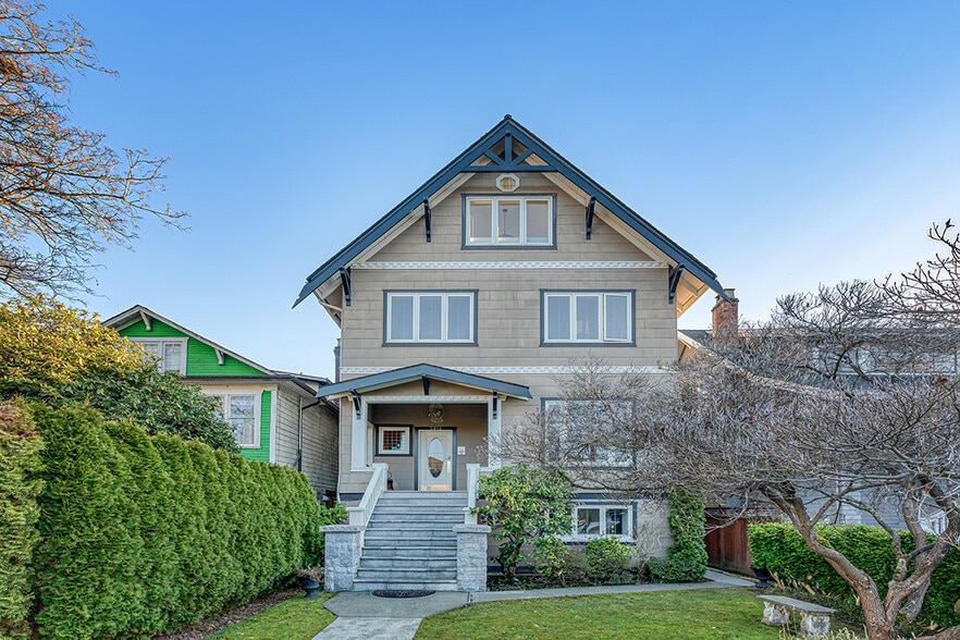 2814 3rd Av W, Vancouver, BC à vendre - Photo principale – Image 1 sur 46
