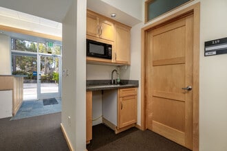 345 Crown Point Cir, Grass Valley, CA à louer Photo intérieure– Image 2 sur 17