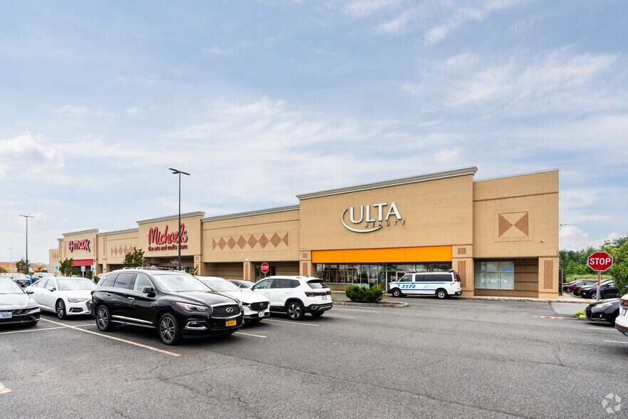 245 Bricktown Way, Staten Island, NY à vendre - Photo de l’immeuble – Image 3 sur 4