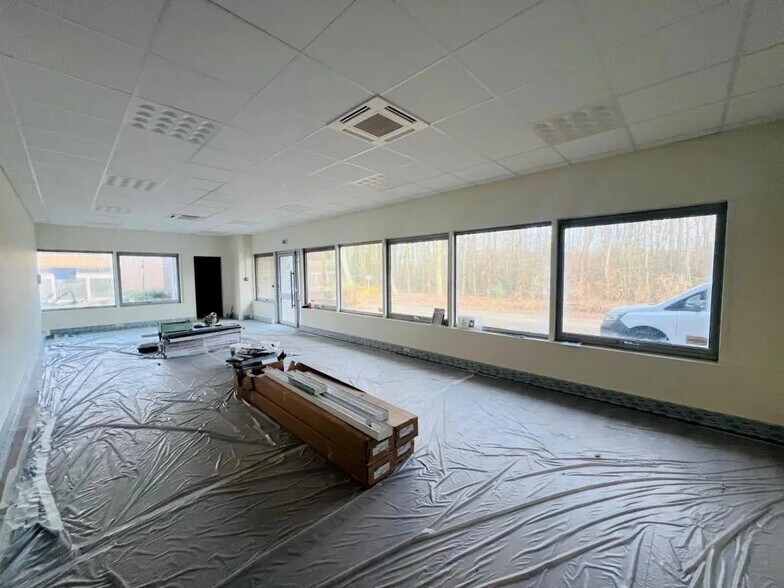 Local d’activités dans Trappes à louer - Photo de l’immeuble – Image 3 sur 10
