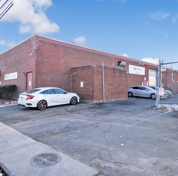 40 Inip Dr, Inwood, NY à louer - Photo de l’immeuble – Image 3 sur 8