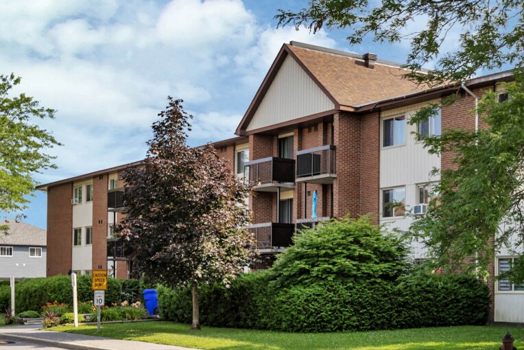 1 Robert St, Arnprior, ON à vendre Photo principale– Image 1 sur 35