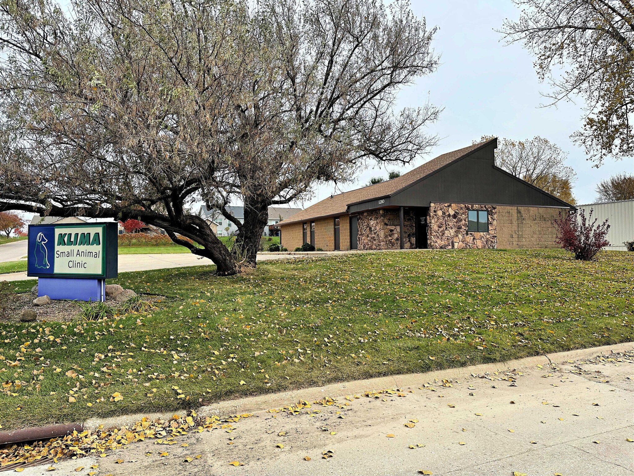 1210 Southtown Dr, Waterloo, IA à vendre Photo principale– Image 1 sur 12