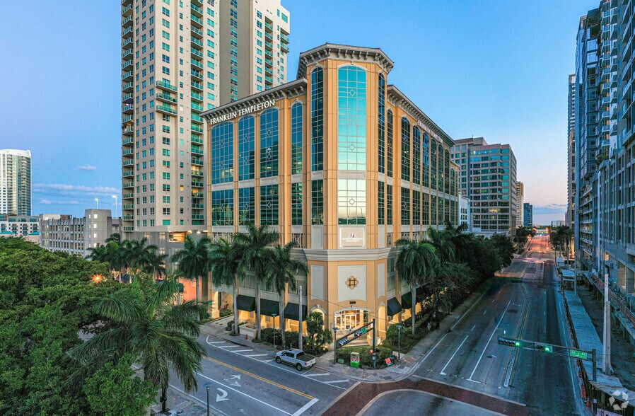 300 SE 2nd St, Fort Lauderdale, FL à louer - Photo principale – Image 1 sur 7