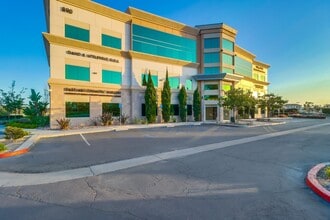 890 Eastlake Pky, Chula Vista, CA à louer Photo de l’immeuble– Image 2 sur 11