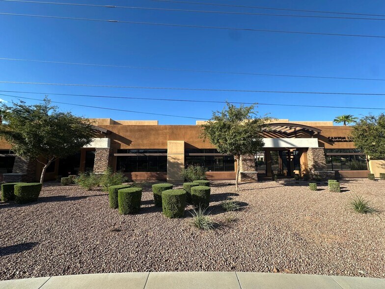 1460 W Elliot Rd, Gilbert, AZ à louer - Photo de l’immeuble – Image 3 sur 3