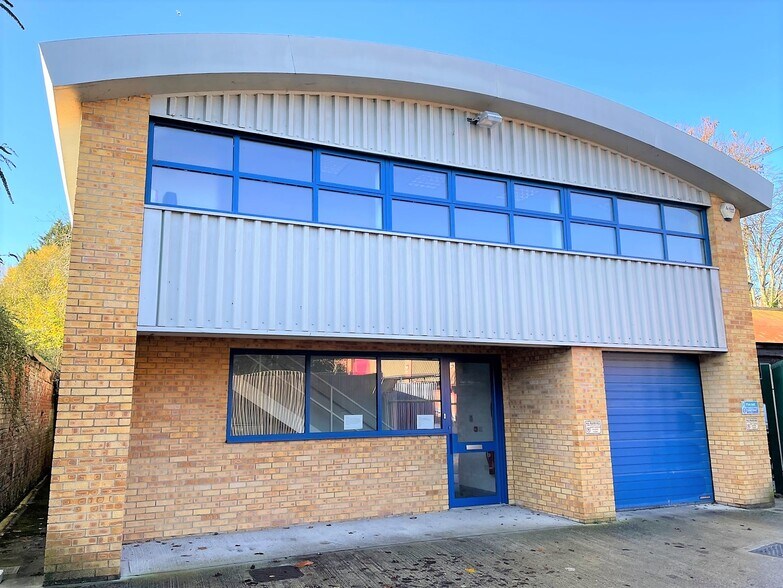 1 Stuarts Ln, Henley On Thames à louer - Photo de l’immeuble – Image 1 sur 9