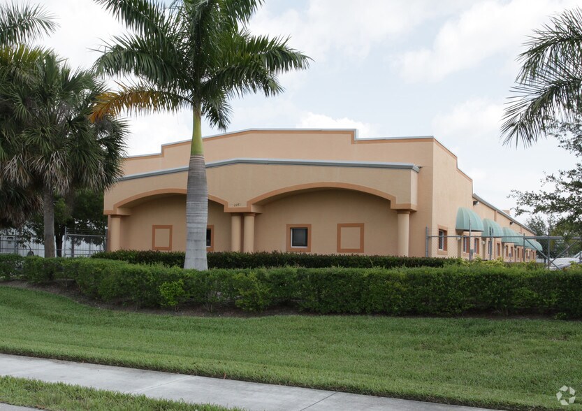 2271 Bruner Ln, Fort Myers, FL à louer - Photo de l’immeuble – Image 2 sur 7