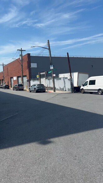 1820 Flushing Ave, Ridgewood, NY à louer - Vidéo sur l’annonce professionnelle – Image 2 sur 4