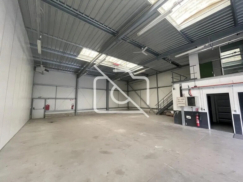 Industriel/Logistique dans Guibeville à vendre - Photo de l’immeuble – Image 3 sur 4