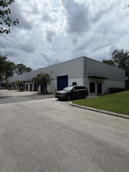 11318 Distribution Ave W, Jacksonville, FL à louer - Photo de l’immeuble – Image 1 sur 1