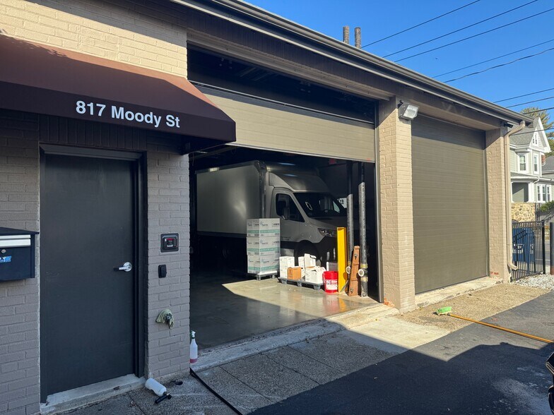 817 Moody St, Waltham, MA à louer - Photo de l’immeuble – Image 1 sur 5
