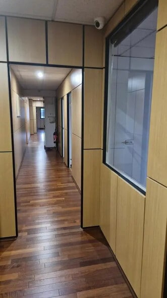 Bureau dans  à louer - Photo de l’immeuble – Image 2 sur 5