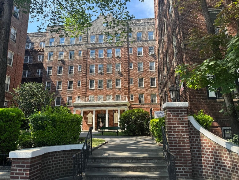 141-25 Northern Blvd, Flushing, NY à louer - Photo de l’immeuble – Image 3 sur 13