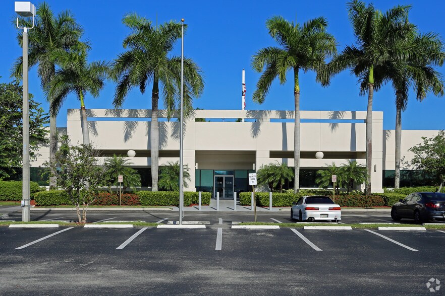 1725 N Commerce Pky, Weston, FL à louer - Photo de l’immeuble – Image 1 sur 13