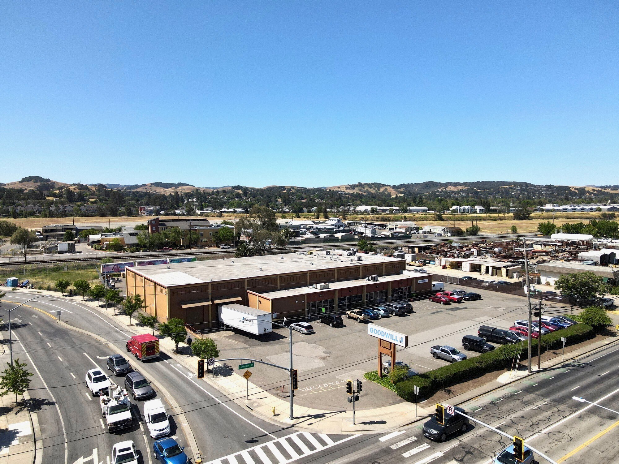 1000 Lakeville St, Petaluma, CA à vendre Photo de l’immeuble– Image 1 sur 4