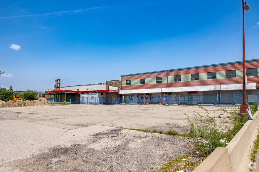 16-26 Kennedy Rd N, Brampton, ON à vendre - Photo principale – Image 1 sur 3
