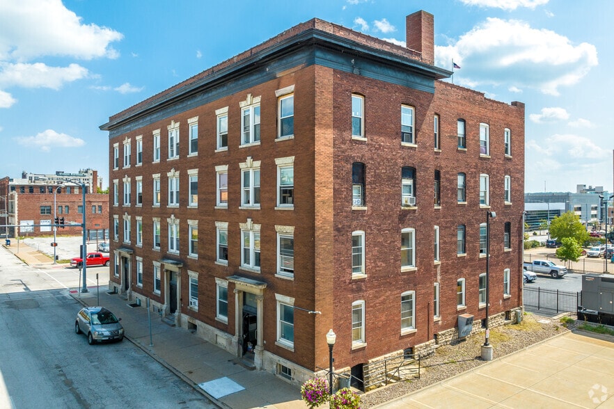 401 W 4th St, Davenport, IA à vendre - Photo de l’immeuble – Image 2 sur 4